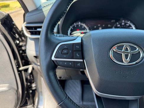 Used 2024 Toyota Highlander LE AWD/4WD image 18