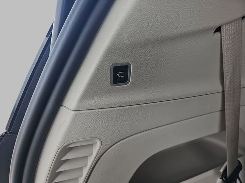 Used 2023 Chrysler Pacifica Limited FWD image 18
