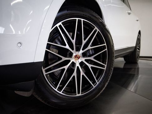 Certified 2026 Porsche Cayenne AWD/4WD image 12