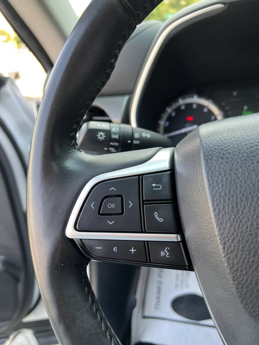 Used 2022 Toyota Highlander XLE FWD image 18