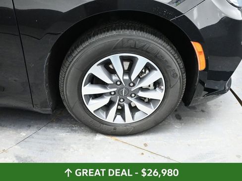 Used 2024 Chrysler Pacifica Select image 20