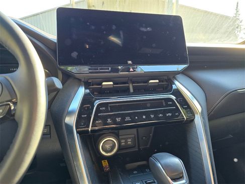 Used 2023 Toyota Venza Limited image 4