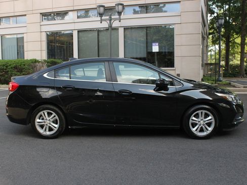 Used 2017 Chevrolet Cruze LT FWD image 6