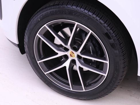 Used 2025 Porsche Macan AWD/4WD image 21