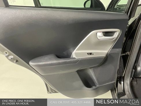 Used 2017 Kia Niro FE FWD image 19