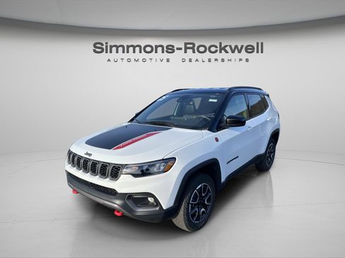 Used 2025 Jeep Compass Trailhawk AWD/4WD image 1