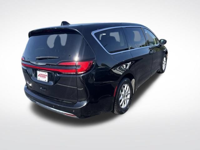 Used 2024 Chrysler Pacifica Touring-L FWD image 33