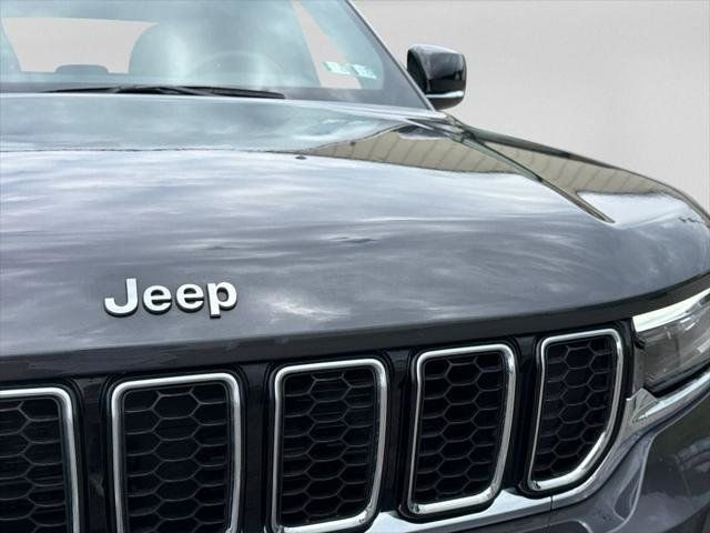 Certified 2023 Jeep Grand Cherokee Overland w/ Luxury Tech Group IV AWD/4WD image 32