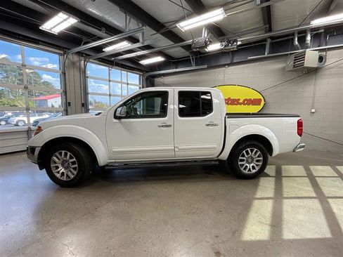 Used 2013 Nissan Frontier SL RWD image 2