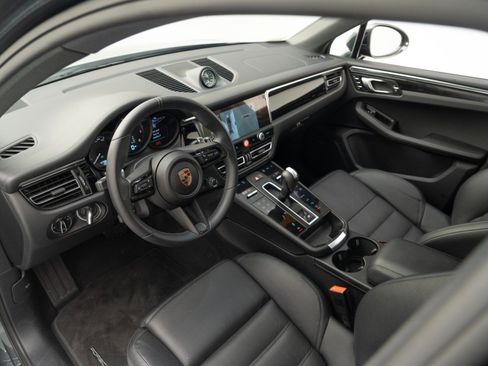 Certified 2025 Porsche Macan AWD/4WD image 4