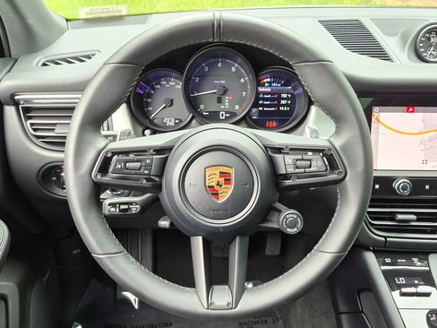 Certified 2026 Porsche Macan AWD/4WD image 8