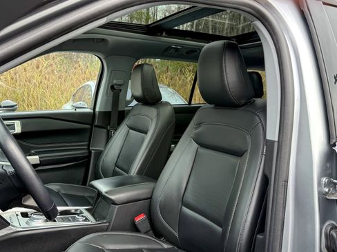 Certified 2022 Ford Explorer XLT w/ Equipment Group 202A image 18