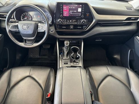 Used 2022 Toyota Highlander XLE FWD image 12