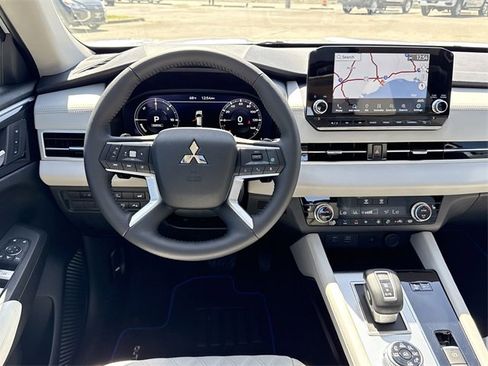 New 2025 Mitsubishi Outlander SEL image 25