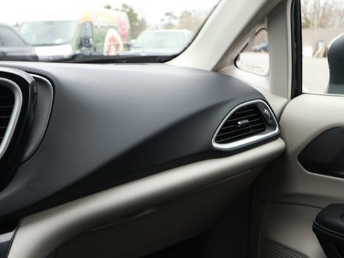 Used 2023 Chrysler Pacifica Touring-L image 25