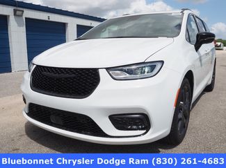New 2024 Chrysler Pacifica Limited w/ Uconnect Theater Family Group image 1