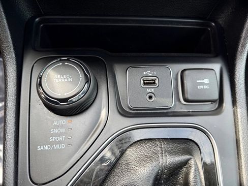 Used 2019 Jeep Cherokee Limited AWD/4WD image 33