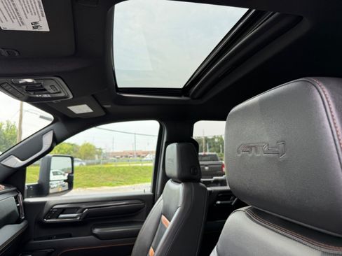 Used 2024 GMC Sierra 2500 AT4 w/ AT4 Premium Plus Package AWD/4WD image 10