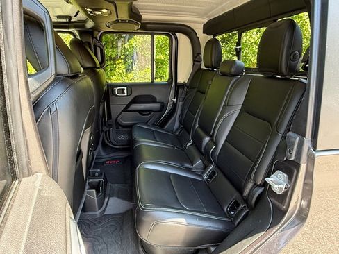 Used 2021 Jeep Gladiator Overland AWD/4WD image 15
