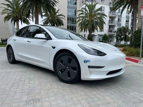 Used 2023 Tesla Model 3 Standard Range image 2