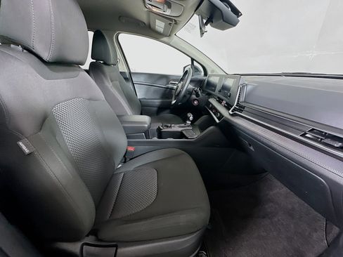 Used 2025 Kia Sportage LX image 29