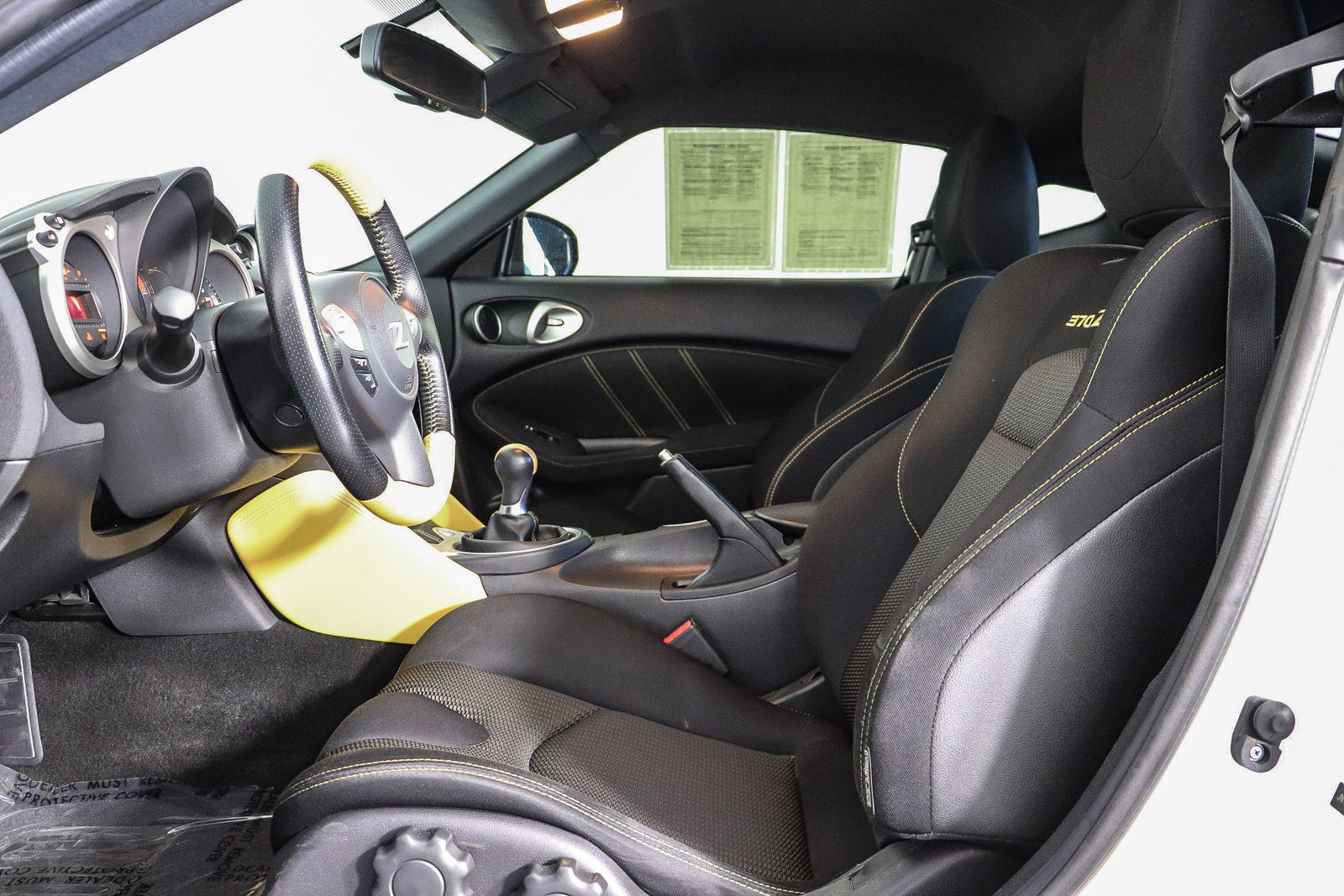 Used 2019 Nissan 370Z Coupe w/ Z34 Heritage Edition - White RWD image 17