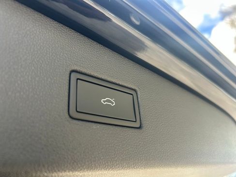 Certified 2022 Volkswagen Tiguan SE R-Line image 43