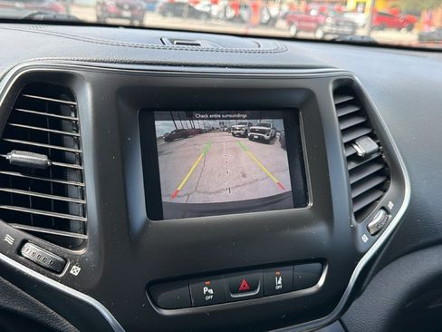 Used 2021 Jeep Cherokee Latitude Plus FWD image 19