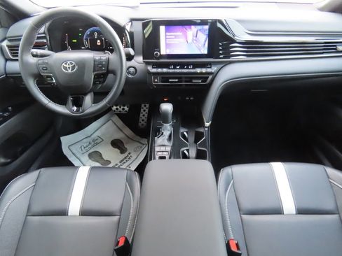 Used 2025 Toyota Camry SE image 13