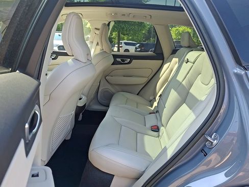 Used 2023 Volvo XC60 B5 Plus AWD/4WD image 10
