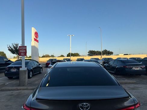Used 2018 Toyota Camry SE FWD image 5