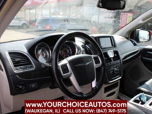 Used 2016 Chrysler Town & Country Touring-L image 13