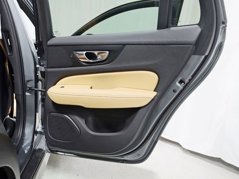 Used 2020 Volvo V60 T5 Cross Country image 36