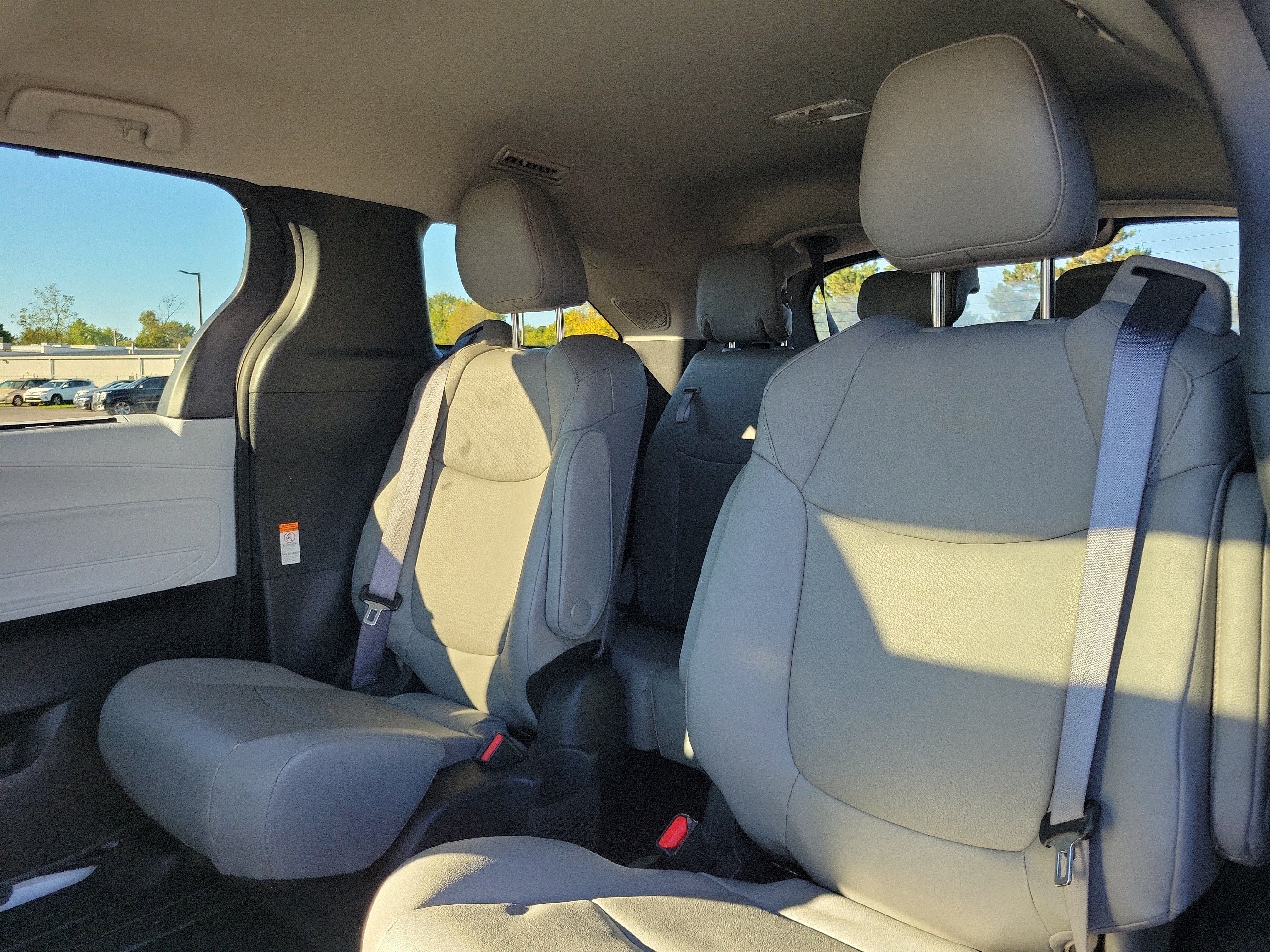 Used 2025 Toyota Sienna XLE w/ XLE Plus Package FWD image 12