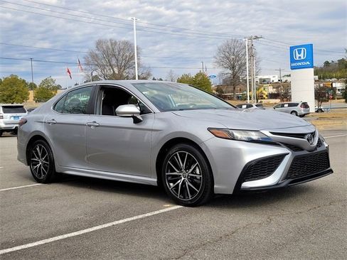 Used 2024 Toyota Camry SE image 4