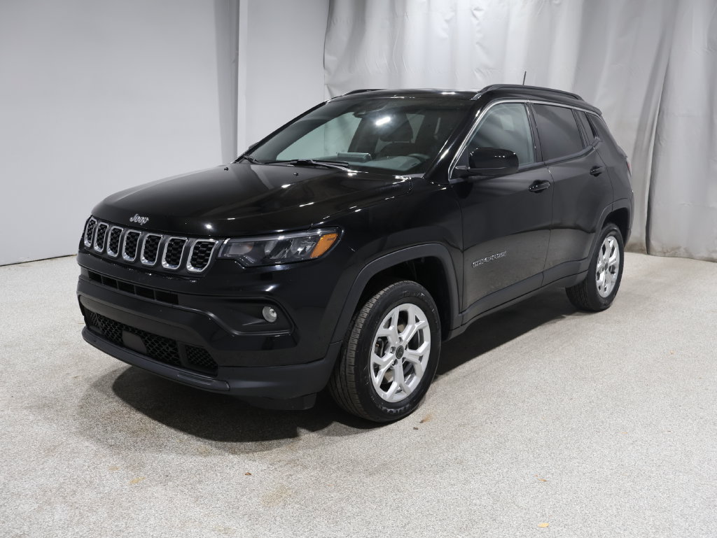 Used 2025 Jeep Compass Latitude w/ Sun & Sound Group AWD/4WD image 6