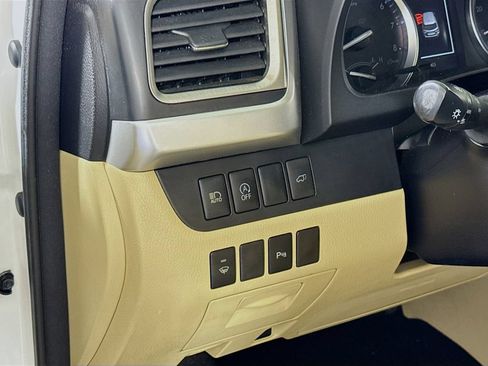 Used 2017 Toyota Highlander Limited w/ Carpet Mat Package AWD/4WD image 10