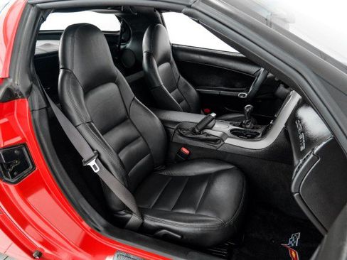 Used 2007 Chevrolet Corvette Coupe w/ Performance Package RWD image 29