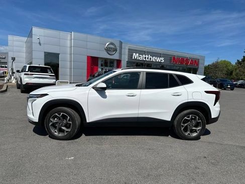 Used 2024 Chevrolet Trax LT w/ Driver Confidence Package FWD image 2