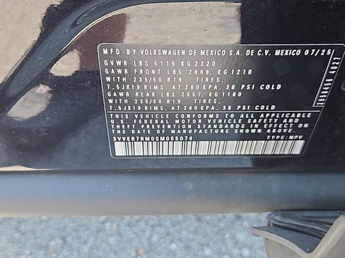 Certified 2025 Volkswagen Tiguan SE AWD/4WD image 8