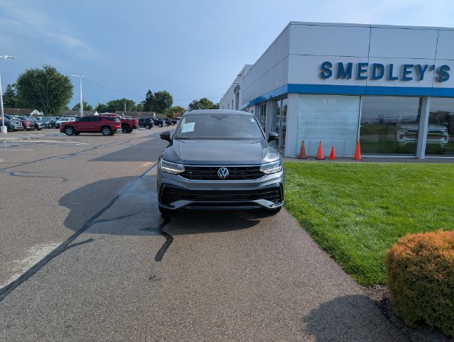 Used 2024 Volkswagen Tiguan SE R-Line AWD/4WD image 3