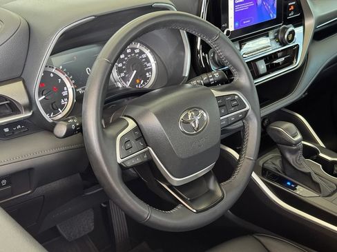 Used 2024 Toyota Highlander XLE FWD image 21
