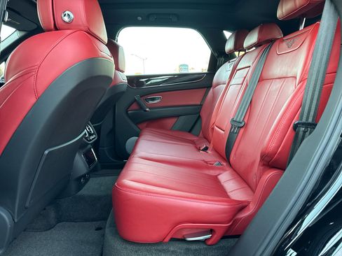 Used 2019 Bentley Bentayga image 39