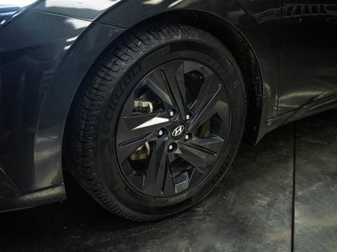 Used 2022 Hyundai Elantra SEL FWD image 3