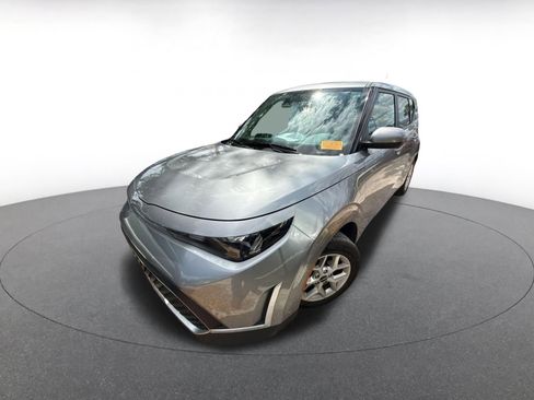 Used 2025 Kia Soul LX w/ LX Technology Package image 4