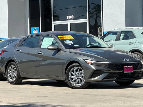 Used 2026 Hyundai Elantra Hybrid FWD image 2