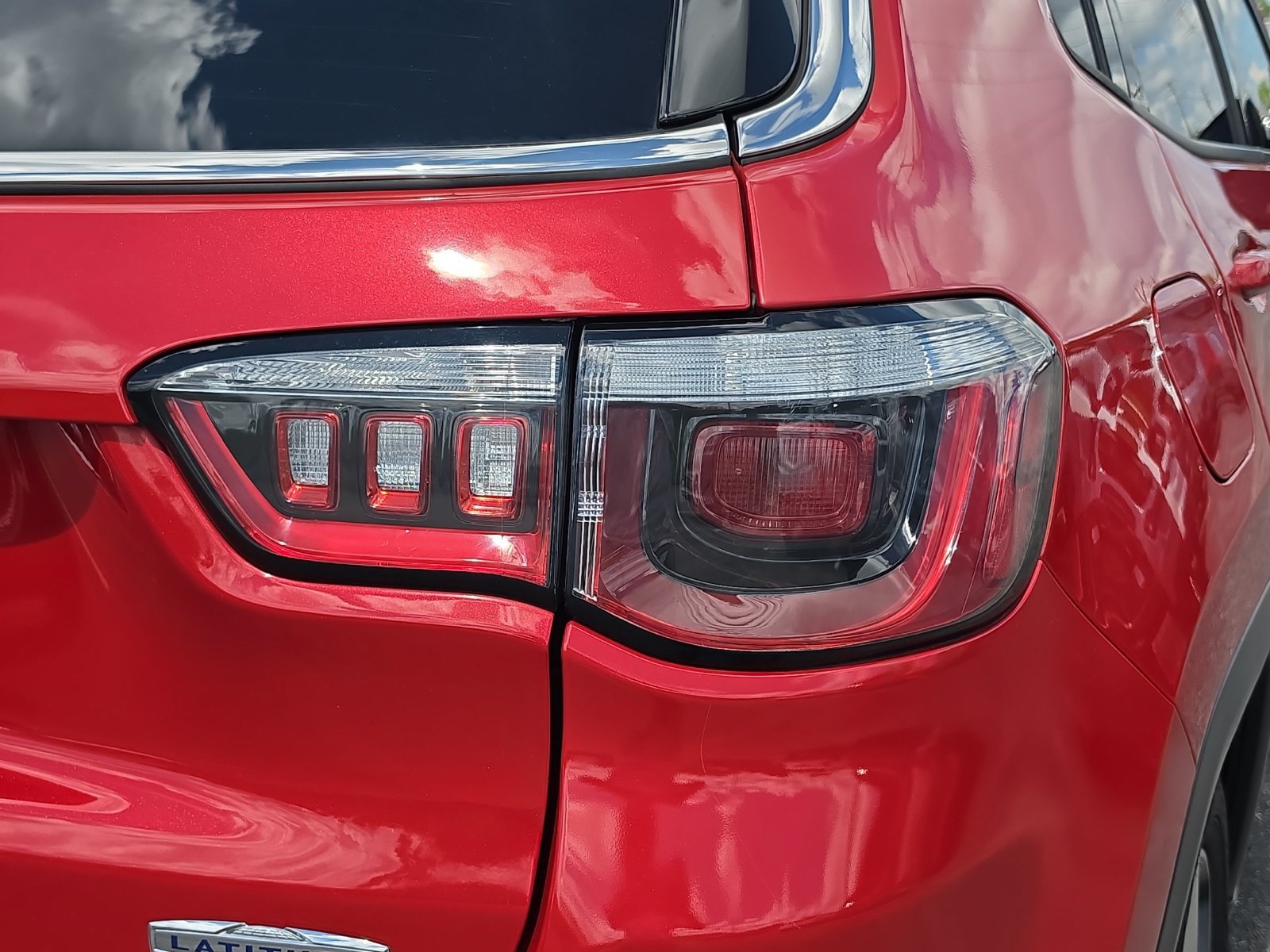 Used 2018 Jeep Compass Latitude w/ Popular Equipment Group FWD image 8
