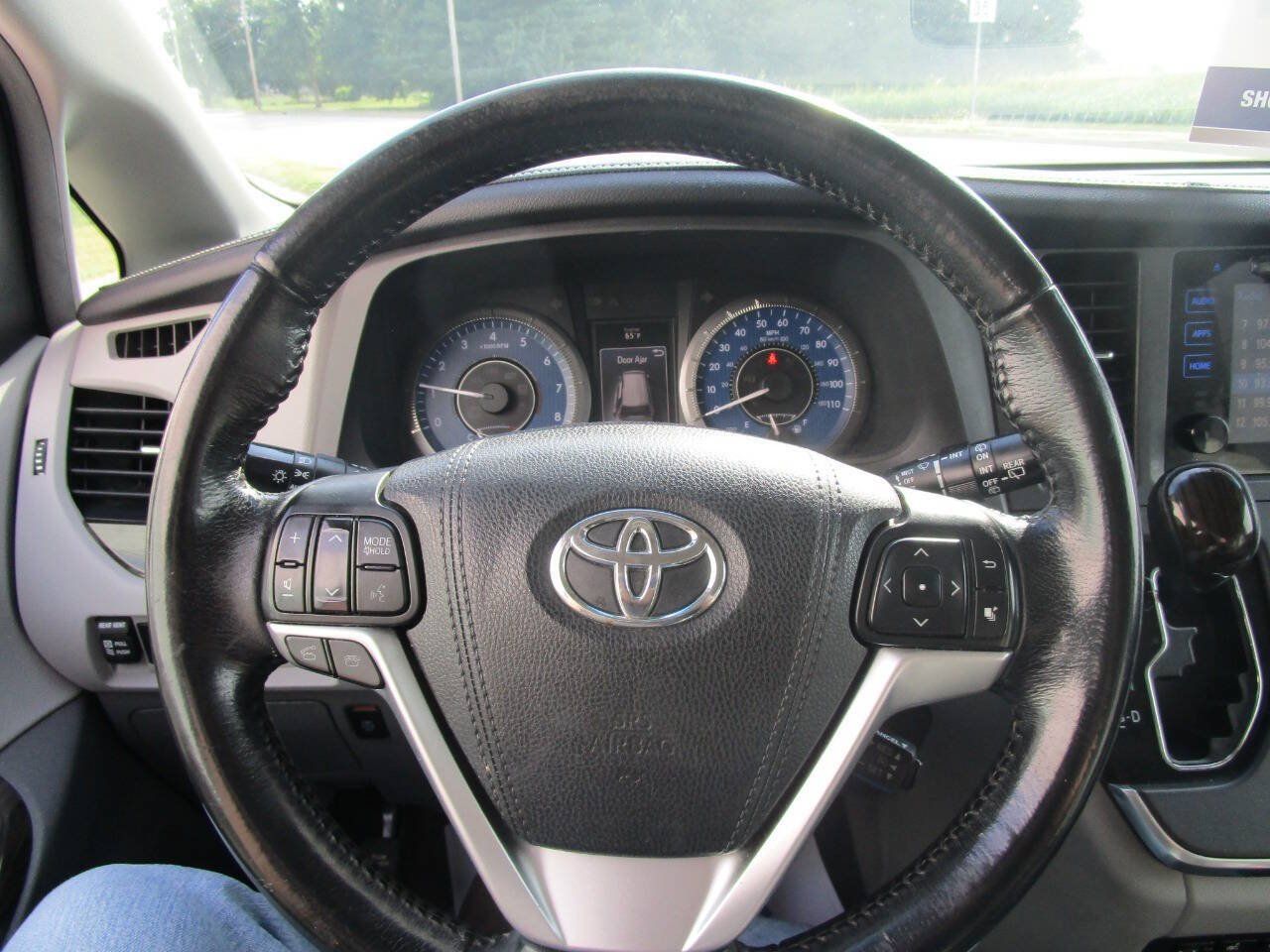 Used 2015 Toyota Sienna XLE Premium FWD image 18