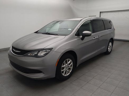 Used 2017 Chrysler Pacifica Touring FWD image 2