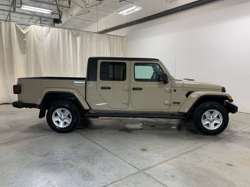 Used 2020 Jeep Gladiator Sport w/ Quick Order Package 24S AWD/4WD image 11